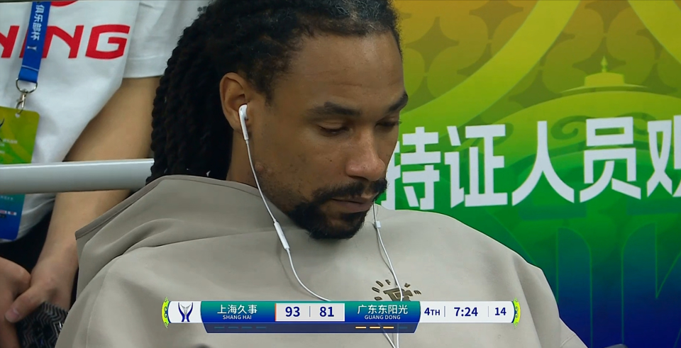 乐鱼体育app下载-已打完广东最后一场？球队落后，玩手机漠不关心，解说员：不应该