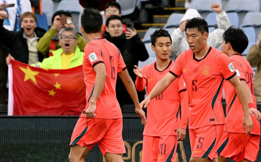 乐鱼体育官方入口-开场9分钟丢2球！国足遭2026年首败，重大亮点：拜合拉木造3黄2红