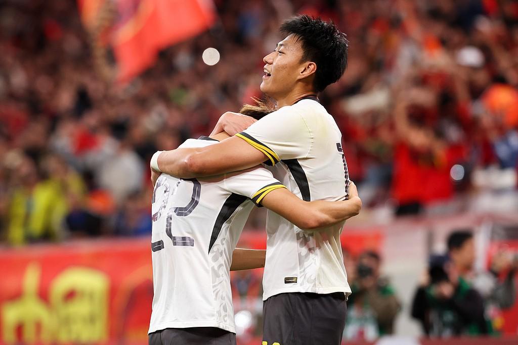 乐鱼体育-杜月徵父亲及爷爷奶奶观战，其破门后杜父：可算现场看他进球了